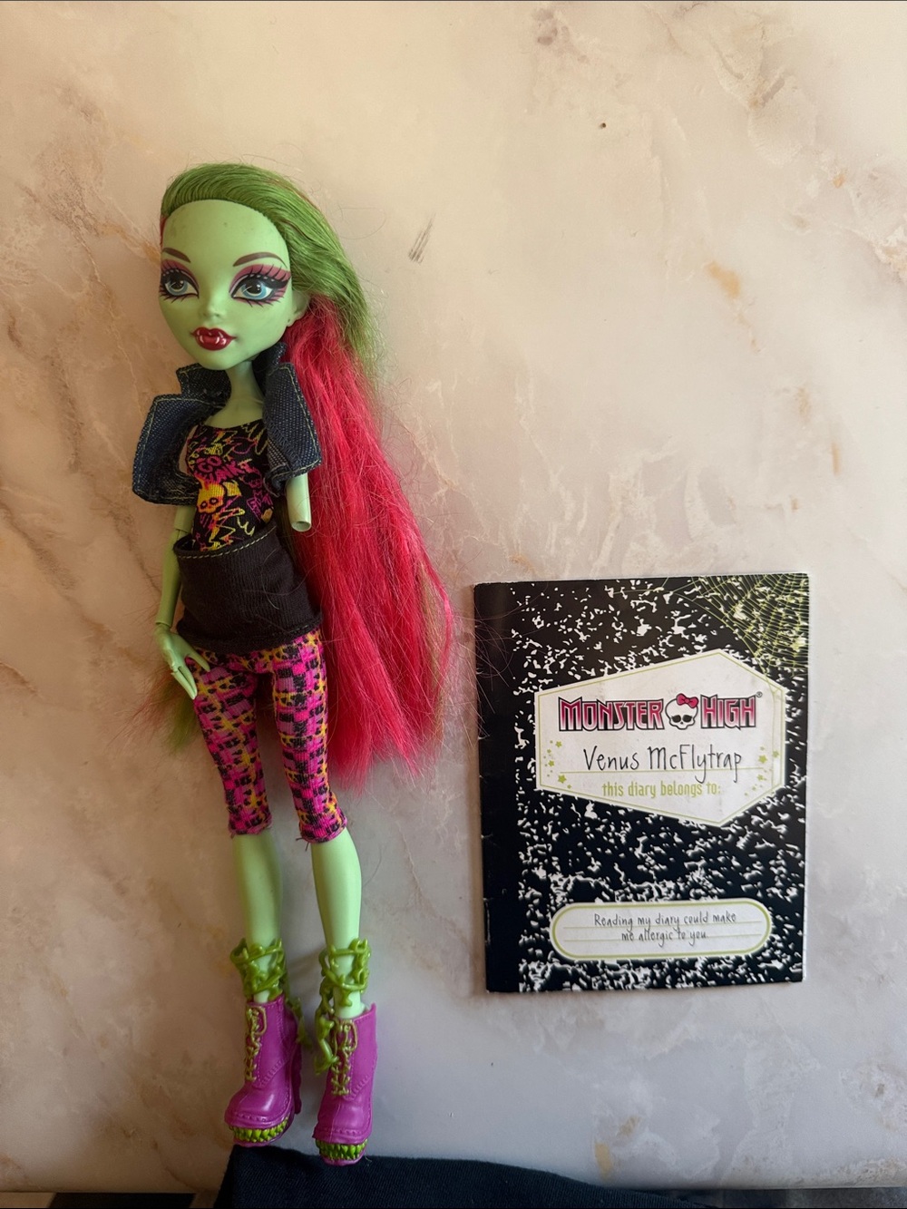 Monster high doll Venus (missing arm)